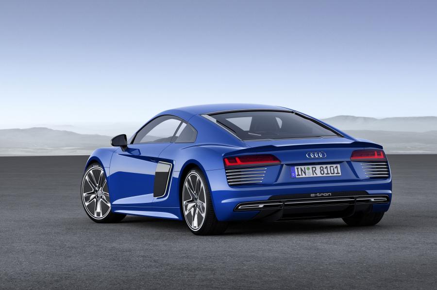  Audi R8 e-tron 2015 года  (фото 7 из 21)